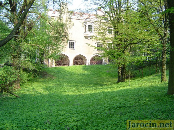 Pałac w parku miejskim